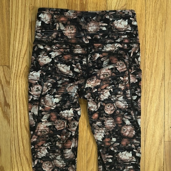 Lululemon sz 4 Fast & Free 7/8 Tight II *Nulux 25"
Peony Multi Floral Print VGUC - Picture 14 of 14